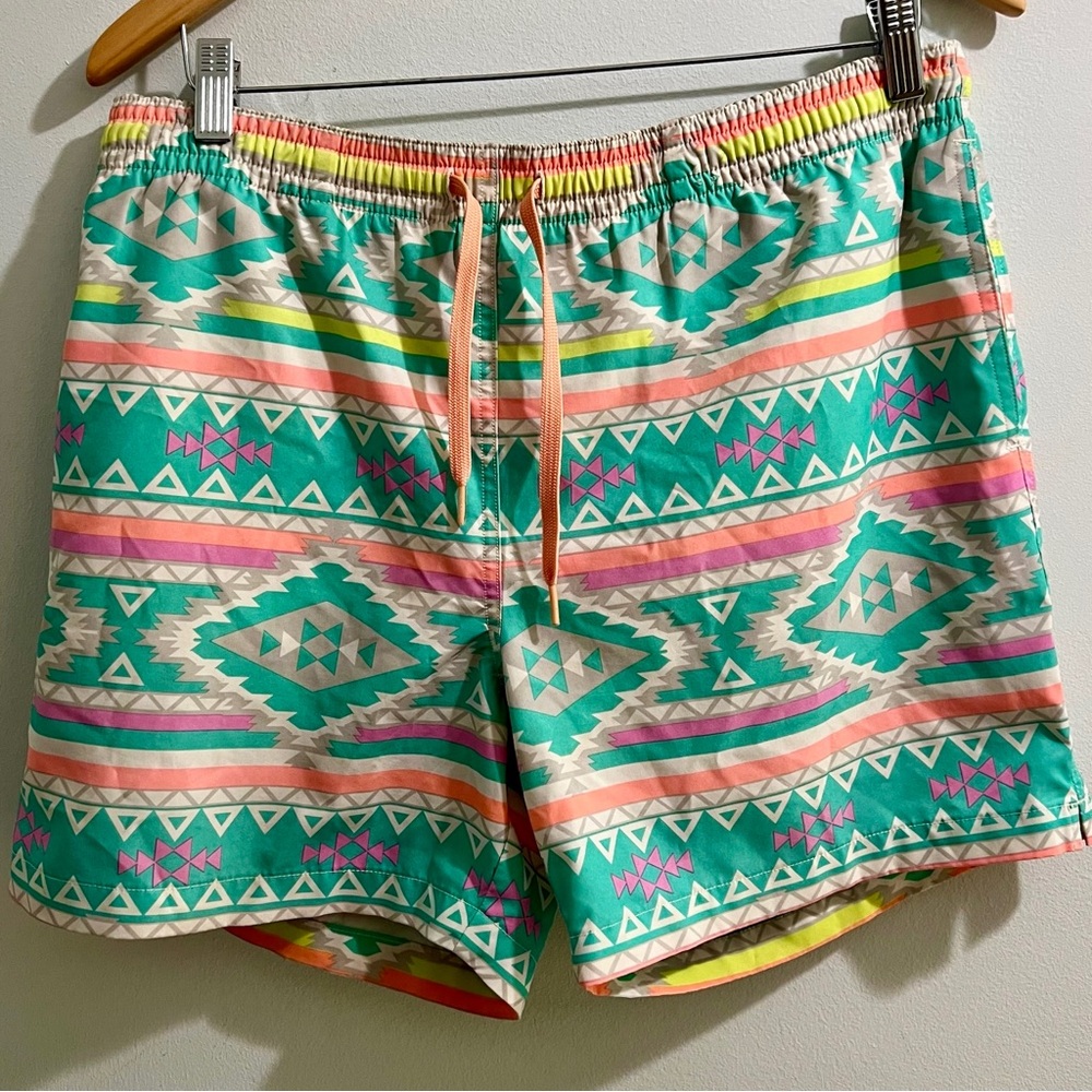 Chubbies Men’s Swim Trunks With Liner 5.5” Med Aztec Geometric Colorful Pull On